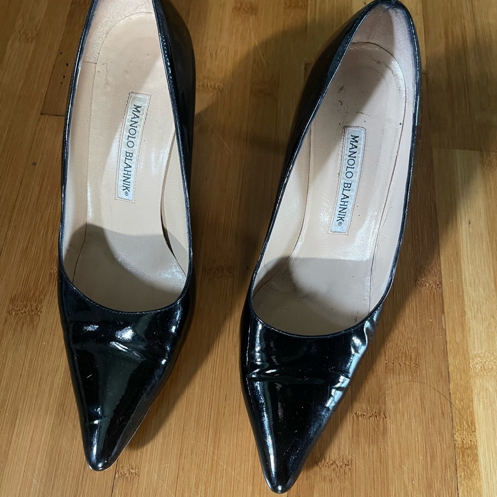 Black patent Manolo Blahnik pumps